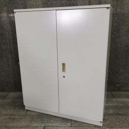 【書類の収納スペースを増やしたい方に！収納力抜群な観音開きタイプのキャビネット】■イトーキ（ITOKI）製　シンライン（THIN LINE）シリーズ　両開き書庫　ローキャビネット　■天板付き/ベース付き　■ホワイト　■シリンダー錠