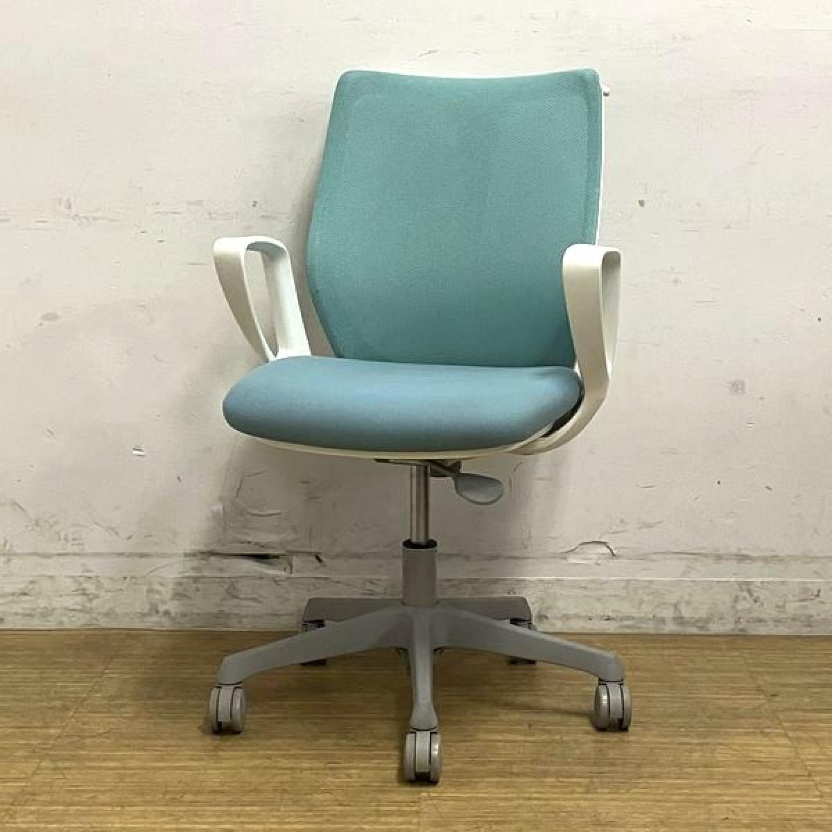 【在庫入替セール】オカムラ　CG-M　肘付きチェア（デザインアーム）　背面：メッシュ　セージ×ホワイトフレーム　コートハンガー付き
                        CG-M メッシュ
                                    中古
            