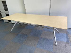 【会議室だけでなく休憩室でも!6~8名様対応・大型テーブル】■イトーキ(ITOKI) DDDシリーズ ミーティングテーブル 会議テーブル 幅2400×奥行900mm ■木目ナチュラル天板 脚シルバー色 オフィスバスターズ東大阪店
