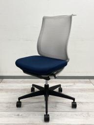 【前傾から後傾まで様々な姿勢をサポート！ワンランク上の座り心地！】■コクヨ（KOKUYO）製　ベゼル（Bezel）チェア　肘無　ハイバック　モデレートタイプ　背面メッシュ　■プルシアンブルー×ホワイトシェル×脚ブラック 　■ハンガー付