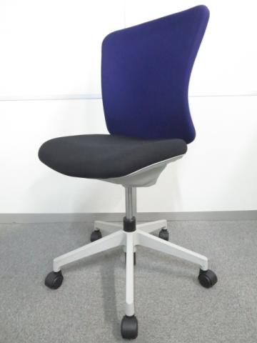 【スタンダードなデザインで座りやすい!】■イナバ製 オフィスチェア バルチェ(Valche) ダークブルー ■体重にあわせて自動で反力調整!