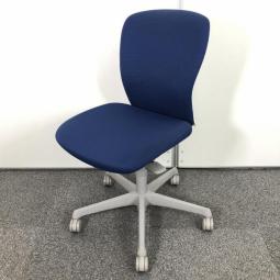 【すべてのワーカーに優しい座り心地を！シンプルなデザインと厚みのあるクッションが大人気！機能充実のワーキングチェア！】■オカムラ製　スラートシリーズ (sulato)　肘無ローバック　　■ミディアムブルー【入替セールにつき60%OFF！】