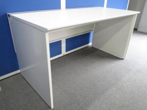 【ゆとりのあるワークスペースで作業効率アップ！】■オカムラ　プロユニットシリーズ　平デスク　W1400×D725×H720mm　ホワイト　パネル脚タイプ　※日焼け・キズ・割れ・欠けありのためお安く！【マネージャーデスク】【片面フリアド】A01042569