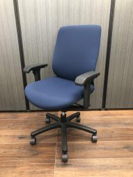 価格安いチェアをお探しの方必見！コンパクトで座りやすい！
■イトーキ/トルテR/ネイビーブルー　可動肘付き！
