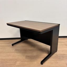 【ひと味違う色合い！】【ワイヤリング機能が充実！おしゃれなナチュラル天板の平机！】■オカムラ(okamura)　アドバンスシリーズ　平机　幅1200㎜　■天板：ナチュラル / 本体：ブラック【2508】弊社使用欄【A01032686】