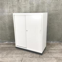 【導線を確保できる引き違い戸のキャビネット！人気の天板付き！】■ライオン(LION)製　SVシリーズ　引き違い書庫　2枚引き戸　ローキャビネット　W900×D450㎜　■天板・ベース付　■ホワイト　■シリンダー錠【HU】【関東倉庫在庫品】【弊社使用欄：A01041283】