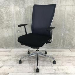 【定価約8万円】【会議室用にもおすすめ！上半身の動きにフィットする体を包み込むメッシュ張地！】■コクヨ（KOKUYO）製　フォスター 肘付き　ハイバック　■背面メッシュ　■固定肘　■ブラック