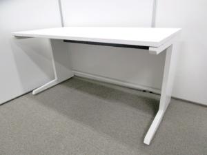 【ホワイト色】平机｜オカムラ製ADVANCE(アドバンス)｜W1400広々サイズ　配線タップ付き！※引き出し無し　【AD】