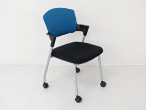 【遠方倉庫在庫品】【重ねて収納！オシャレなカラーとシンプルなデザイン！プロッティなら、どんなミーティングスペースにもフィット！】■コクヨ(kokuyo)　■プロッティ　■スタッキングチェア　■ミーティングチェア　■肘付き　■キャスター付き　■背面：ブルー(blue)　座面：黒(black)　【RA】