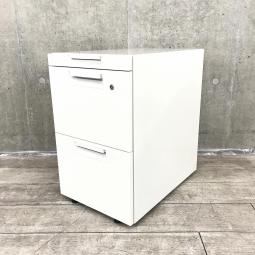 【収納力抜群の3段ワゴン！中段と下段にはＡ４サイズのファイル等が収納できるサイズ！】■プラス(PLUS)製　ステージオ(STAGEO)シリーズ　3段ワゴン　デスクインワゴン　H630㎜　■1段目浅型　■ホワイト　■シリンダー錠