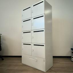 【フリーアドレスオフィスに最適！ダイヤル錠式8人用ロッカー！引き出し付き！】■コクヨ（KOKUYO）製　iNON（イノン）シリーズ　8人用パーソナルロッカー　■投函口有り　■ダイヤル錠　■ホワイト　【2510】弊社使用欄【A01038980】