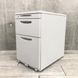 【定価約7万円】【天板の把手とキャスターで移動がらくらく！シンプルでスタンダードな3段ワゴン！】■オカムラ(okamura)製　SDシリーズ　3段ワゴン　デスクインワゴン　H610mm　■ニューグレー　■シリンダー錠