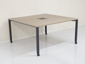 【遠方倉庫在庫品】「お洒落な空間を演出する木目調の落ち着いた雰囲気のOAテーブル」■イトーキ(Itoki)　■アクトリンク(Actlink)　■サイズ（W1400/D1400/H720 ）※４人程度の着席可能【RA】