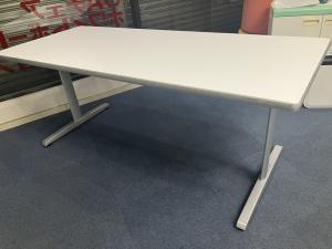 【コンパクトなテーブルが入荷！】 ■ホワイト　簡易的な会議やリフレッシュルームなどにも人気！