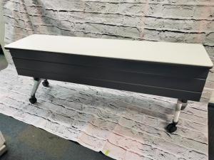 【在庫入替セール品！】【天板ホワイトカラーの人気サイドスタックテーブル！】■コクヨ■KT-820シリーズ　W1800㎜×D450㎜×H700㎜　■幕板付　■ホワイト