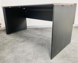 【重厚でシックなデザインの平机が入荷いたしました！　W1500のため広々した作業に最適です！】■ワークヴィスタ(WorkVista) ■コクヨ(KOKUYO)　■ブラウン天板　■脚：ブラック　■パネル脚　■引き出し無し【入替セールにつき４０%OFF！】