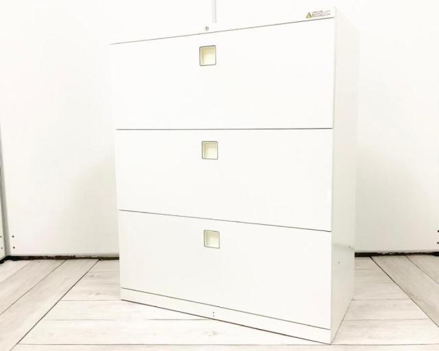 【ファイル収納にオススメ！高品質で使いやすい人気シリーズの3段ラテラル書庫！】■オカムラ（okamura）製　レクトラインシリーズ　3段ラテラル書庫　ローキャビネット　■ベース付き　■ホワイト　■シリンダー鍵【弊社使用欄：A01042577 】【SN】