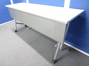 【キャスター付きで便利に使えます！】■オカムラ　サイドスタックテーブル　幕板パネル付　W1500×D600×H700mm　■フレキシブルにご利用頂ける折りたたみテーブル！【OKAMURA　NESTIA】