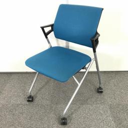 【定価約6万円】【使わない時は重ねて収納！肘付きで長時間の会議も安心の座り心地】■コクヨ（KOKUYO）製　ピエガシリーズ（Piega）　ネスティングチェア　ミーティングチェア　■固定肘/キャスター付　■背クッションタイプ　 ■ブルー ×ブラックシェル