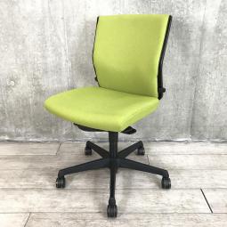 【長時間のデスクワークもランバーが快適にサポート！基本性能を向上させた、 ワンランク上のスタンダードモデル】 ■オカムラ（okamura）製　エスクードチェア（ESCUDO）　肘無し　ローバック　クッション背面　■イエローグリーン ×ブラックシェル 【弊社使用欄：A01044621】