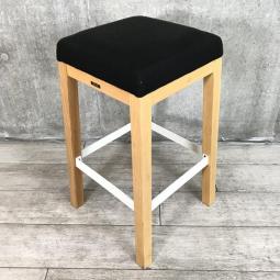 【ファブリック性の座面と木製の脚がオシャレな空間を演出！】■アダル(ADAL)製　スツール　足掛け付　■座面：ブラック　4本脚：木製　【リフレッシュスペースやオープンスペースにおすすめ】