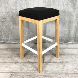 【ファブリック性の座面と木製の脚がオシャレな空間を演出！リフレッシュスペースやオープンスペースに！】■アダル（ADAL）製　スツール　足掛け付　■座面：ブラック　4本脚：木製　【弊社使用欄：A01044792】