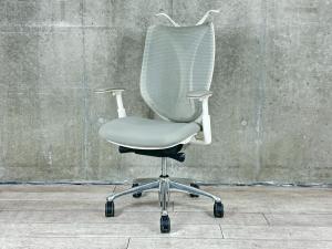 入替セール品につきお値下げ！【オカムラの高級チェアが6脚まとまって入荷！】オカムラ　サブリナ　ハイバック　アジャストアーム　ホワイトボディ　アルミフレーム　背カラー:ライトグレー 座カラー:ライトグレー　【有名なシルフィーチェアと同じ前傾チルト機能が備わっています！】