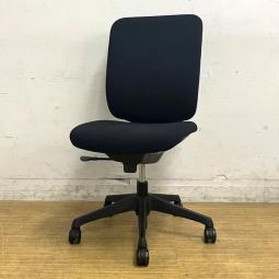 オカムラ　CG-R　肘無しハイバックモデル　ブラックで統一された使う場所を選ばないカラーリング　オフィスに馴染みやすいスタンダードチェア