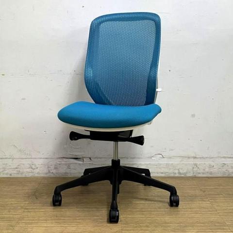 オカムラ シルフィ 肘無しハイバック 背:メッシュ ブルーグリーン×ホワイトフレーム×ブラック脚 前傾機能がウリの高機能チェア