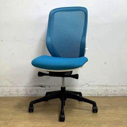 オカムラ　シルフィ　肘無しハイバック　背：メッシュ　ブルーグリーン×ホワイトフレーム×ブラック脚　前傾機能がウリの高機能チェア