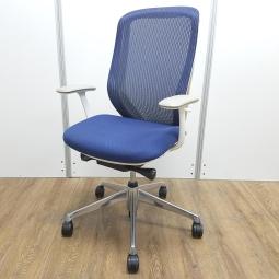 【訳あり品：フレームなど日焼け】オカムラ製　シルフィミディアムブルー　ホワイトフレーム　肘付き　ハイバック　背面メッシュ　ポリッシュ脚　デザインアーム※固定肘　前傾チルト機能付き　オカムラ製品で最も人気を集める高機能メッシュチェア！　肘付きハイバックチェア！！※訳あり商品のため、保障対象外品になります。