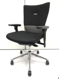 【背あてのしなやかな曲線が背中にフィット!快適な座り心地に高級感のあるデザインが人気!】■オカムラ(okamura)製 フィーゴ(feego)チェア 肘付き ミドルバック ■可動肘 ■ダークグレー×ブラック【AD】