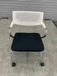 【中古】 ビザロール vitra/ヴィトラ ミーティングチェア
【緩やかな曲線が疲れにくさを実現！人気の高い高品質デザインチェア！】■ヴィトラ（Vitra）製　ビザロールシリーズ　肘付ミーティングチェア　■ホワイト　■キャスター付　■背面樹脂メッシュ　■固定肘
※マテハン本舗の中古商品は、千葉県柏市に在庫がございます。