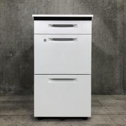 【収納と作業スペースを同時に確保！フリアドデスクや平机のお供に！】■コクヨ(KOKUYO)製　アイエス(iS)シリーズ　3段脇机　■W400×D700×H720㎜ 　■配線口　■ホワイト　■シリンダー錠