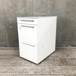 【フリアドデスクや平机の収納力アップに最適!】■オカムラ(okamura)製 アドバンス(ADVANCE)シリーズ 3段ワゴン フリアド用 W390×D575×H650㎜ 引き出し(厚い) ■ホワイト ■シリンダー錠