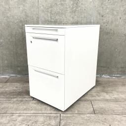 【フリアドデスクや平机の収納力アップに最適!】■オカムラ(okamura)製 アドバンス(ADVANCE)シリーズ 3段ワゴン フリアド用 W390×D575×H650㎜ 引き出し(薄い) ■ホワイト ■シリンダー錠