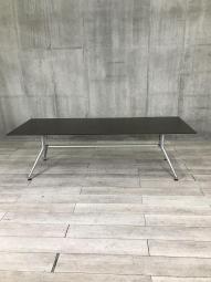 【会議室だけでなく休憩室でも！6～8名様対応・大型テーブル！】■イトーキ(ITOKI)製　DDシリーズ　ミーティングテーブル　会議テーブル　幅2400×奥行900mm　■天板：木目ダーク　脚：シルバー