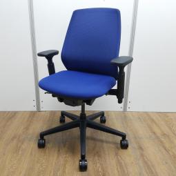 【K11】【K7】【商品入替のため、残り1脚限り】ウチダ製　ニンバスシリーズ　ブルー　ブラックフレーム　アジャストアーム※可動肘
・可動肘　背もたれメッシュ仕様　軽い座り心地がクセになる！　スタンダードなメッシュチェア！　肘付きミドルバックチェア！！