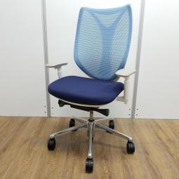 【T11】【T9】【K7】【商品入替のため、残り5脚限り】オカムラ製　サブリナシリーズ　アクアブルー　背もたれ/アクアブルーx座面/ダークブルーのツートンカラー　ホワイトフレーム　アジャストアーム※可動肘　前傾チルト付　流れるような美しいフォルムの最高級メッシュチェア！　肘付きハイバックチェア！！