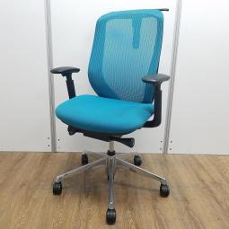 【K11】【T9】オカムラ製 シルフィシリーズ ブルーグリーン 背面メッシュ ブラックフレーム ハンガー付 アジャストアーム※可動肘 オフィス家具 リモートワーク 前傾チルト機能が秀逸
!オカムラ製品で最も人気を集める高機能メッシュチェア 肘付きハイバックチェア!!【個】