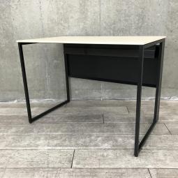 【2022年製】【スタイリッシュなデザインがオフィスや自宅で大人気！】■オカムラ(okamura)製　ソリストシリーズ(SOLISTE)　平机　W1000×D600㎜　■天板：木目ナチュラル/脚：ブラック　【カジュアルからフォーマルまで様々なシーンに】