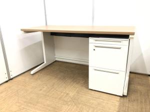 【広々としたワークスペースを確保できる平デスク+ワゴンの片袖机セットが入荷いたしました！】　■オカムラ（okamura）製　アドバンス(advance)シリーズ　■木目ナチュラル天板×ホワイトボディ　■平机（引出し無し）　※ワゴンは在庫状況によりメーカー、シリーズが変動する場合がございます。