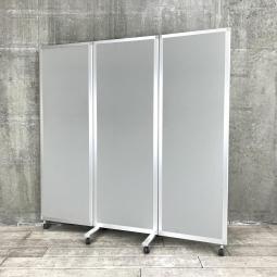 【キャスター付で便利に使える！希少な3つ折りパーテーションが入荷！】【折り畳み式間仕切り！】■イトーキ(ITOKI)製　3つ折りパーティション　W1800×H1800㎜　■グレー　■キャスター付