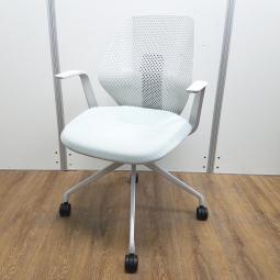 【在庫入替セール品！】【スタイリッシュでオシャンティーなデザイン！】■イトーキ製（ITOKI）　キュアチェア（QuA）　座：ペールアクアブルー　背面樹脂メッシュ　肘付　4本脚　■オフィスに新しい風を吹き込むライトタスクチェア！【ABW】