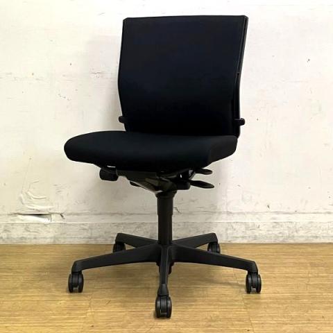 オカムラ エスクード ローバック クッションタイプ 人気のブラック×ブラックフレーム ランバーサポート搭載で安定感のある機能面と座り心地