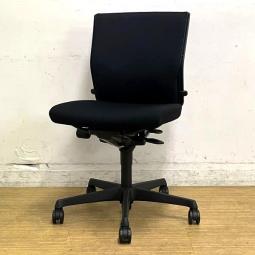 オカムラ　エスクード　ローバック　クッションタイプ　人気のブラック×ブラックフレーム　ランバーサポート搭載で安定感のある機能面と座り心地