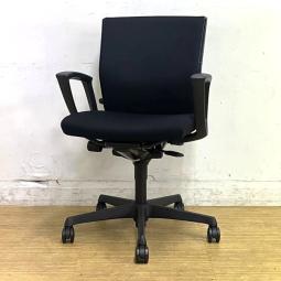 オカムラ　エスクード　ローバックモデル　クッションタイプ　デザインアーム付き　ブラック×ブラックフレーム　ランバーサポート搭載で安定感のある機能面と座り心地