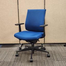 【コクヨ製の人気チェアシリーズ第3弾！】コクヨ　ウィザード3　固定肘　ブルー　ローバック　中古家具　福岡　九州最大級《オフィスバスターズ福岡博多店は、福岡を拠点として、日本全国へ中古オフィス用品・オフィス家具を提供しております》