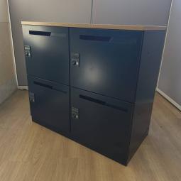 【希少在庫！】【起業に最適なシックな色合い！】【4台限定】【フリーアドレス化の相棒！個人の荷物を収納可能なダイヤル錠式の4人用ロッカーが入荷！】■コクヨ（KOKUYO）製　イノン（iNON）シリーズ　4人用パーソナルロッカー　■投函口付　■ダイヤル錠　■ブラック/天板：木目ナチュラル【2510】弊社使用欄【A01042674】