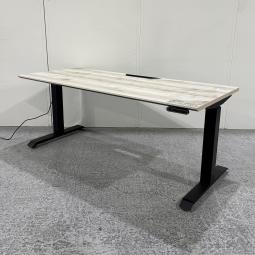 【24年製】【フレキシブルに使える現代オフィスのスタンダード！上下昇降デスク！】■コクヨ（KOKUYO）製　シークエンス（SEQUENCE）　電動昇降デスク　W1550×D675㎜　■高さ調節：630～1290㎜　■コントロールパネル：ボタンタイプ　■天板色：シャビーグレー